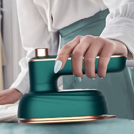 Mini Ferro de Passar Portátil a Vapor — Cabe na Bolsa e Desamassa em Segundos